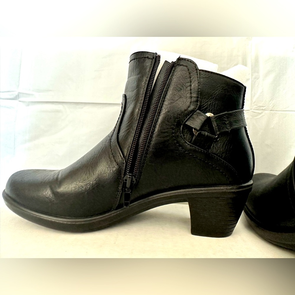 NWOT Easy Street Comfort Wave Women’s  Dawnta Black Heel Booties Size 7 1/2